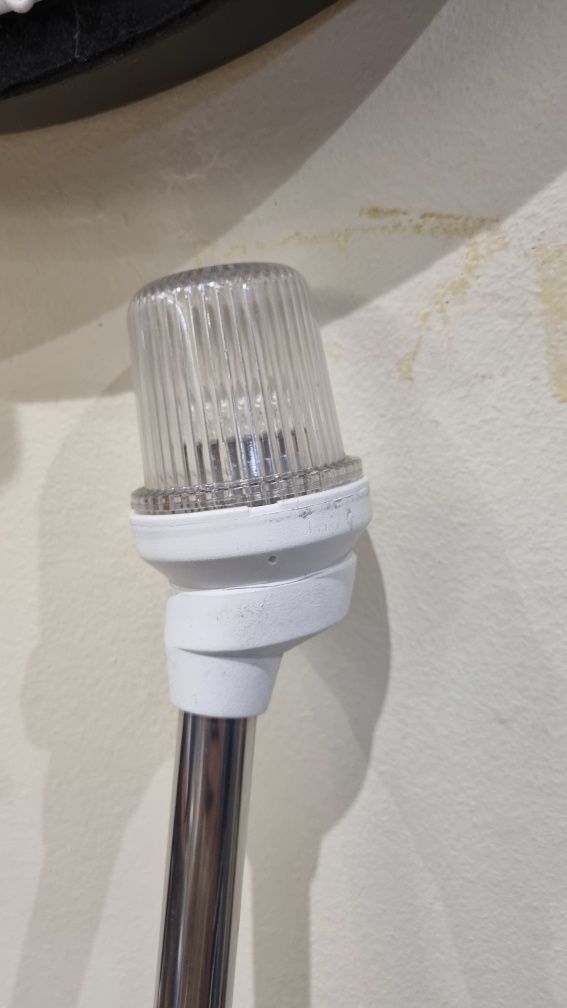 Luz de mastro branca com telescópio