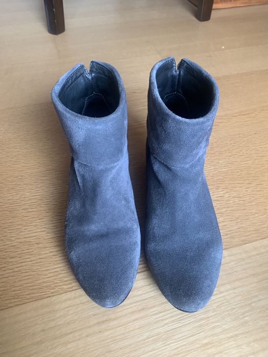 Botins em camurça cinzentos