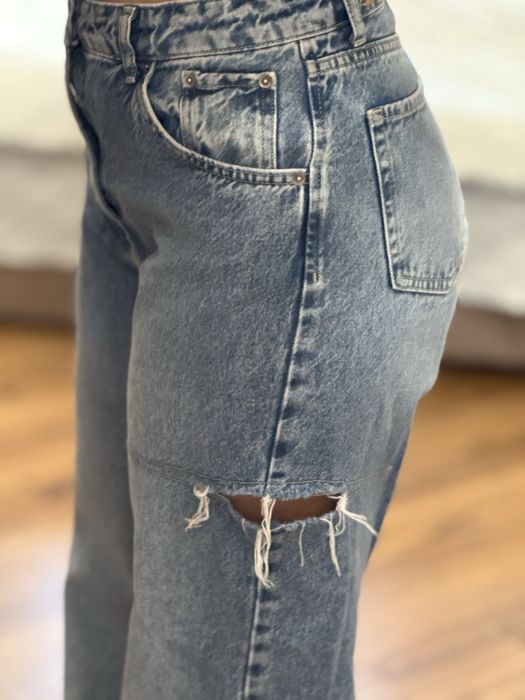 Джинсы с разрезами по бокам