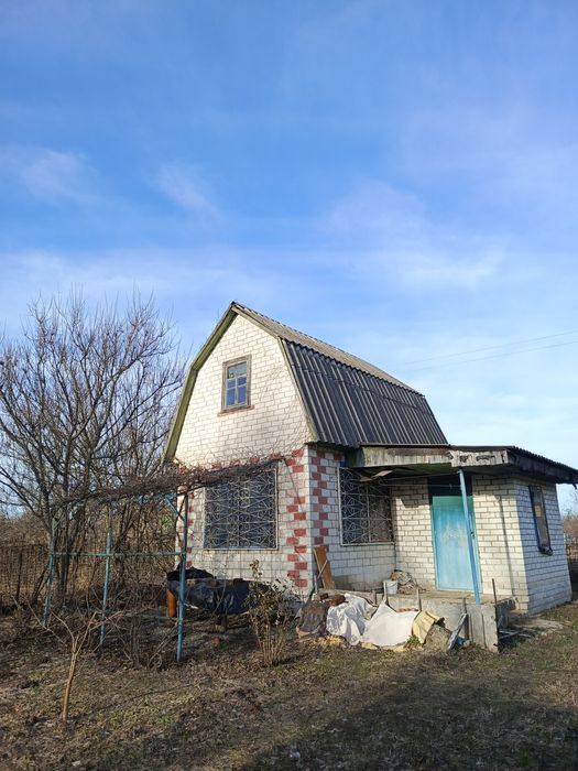 Дача ЗАЗ поряд із зупинкою.