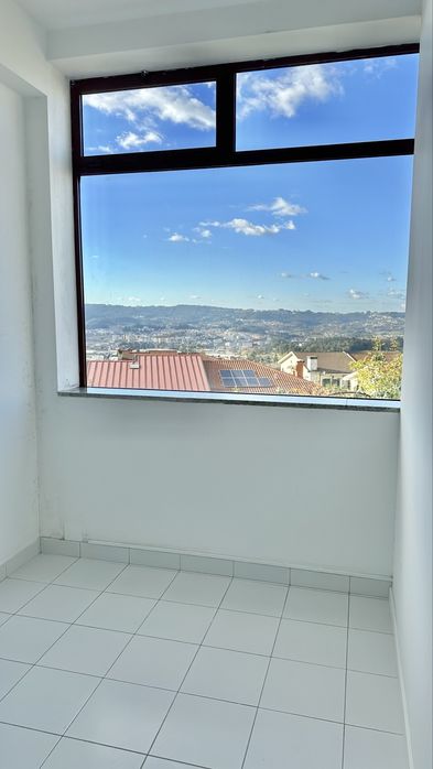 Escritório/Loja com garagem, muita luz natural e a 1min do centro.