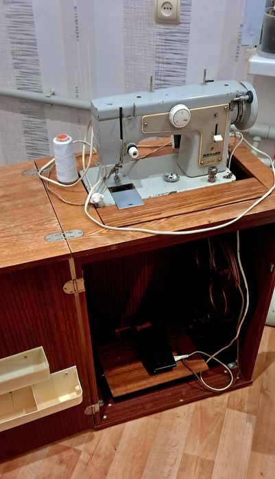 Швейна машина з мотором та тумбою. Працює бездоганно. 1000грн ціна.