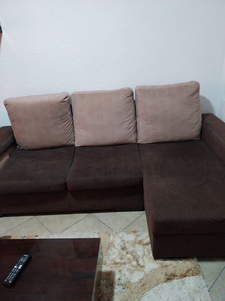 Sofá três lugares com arrumos