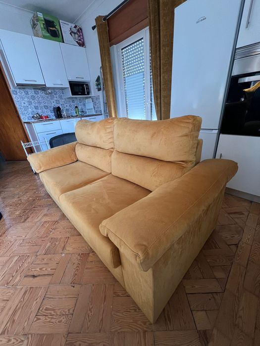 Sofá aveludado laranja (Dois Lugares)