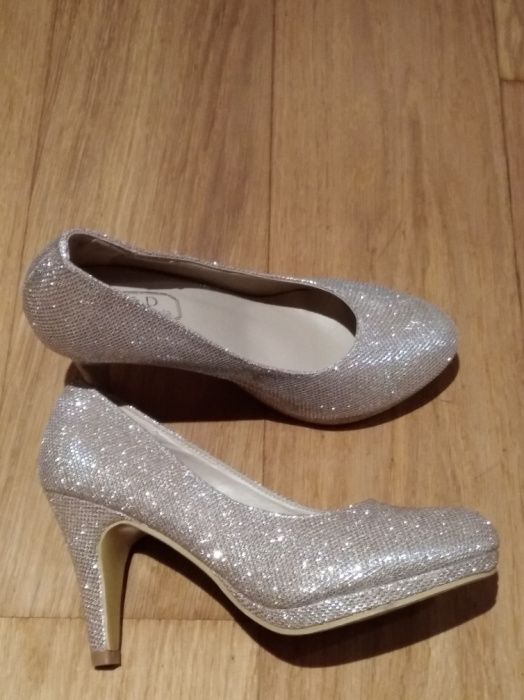 Sapatos beje c brilho n. 36 - novos