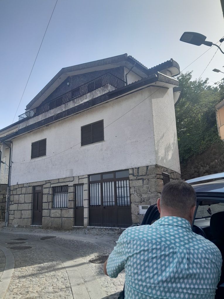 Vende-se Moradia