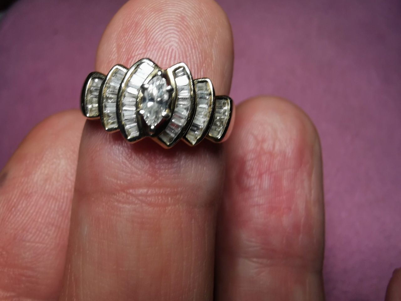 Exclusive Złoty pierścionek wysadzany diamentami 0.6 ct.