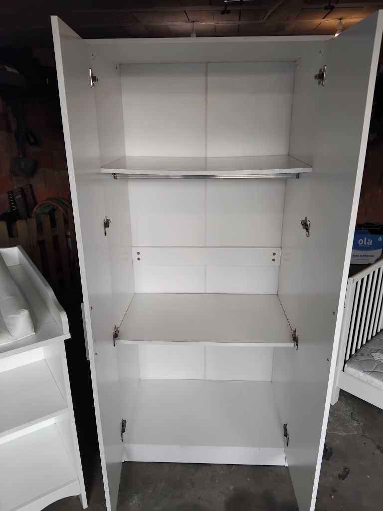 Quarto bebe (berço,muda-fraldas e guarad fatos)