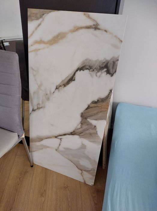 Płytka gresowa o wymiarach 60 cm x 120 cm.