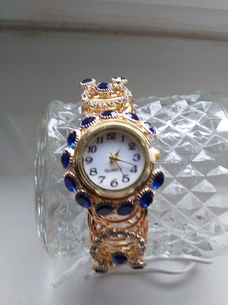 Przepiękny zegarek z bransoletką zdobioną.