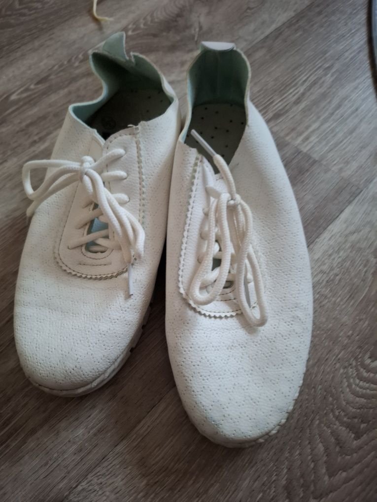 Продам белые мокасины