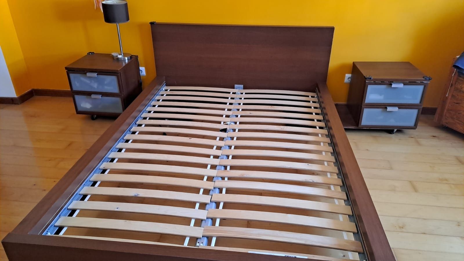 Cama MALM  com estrado e 2 mesas de cabeceira