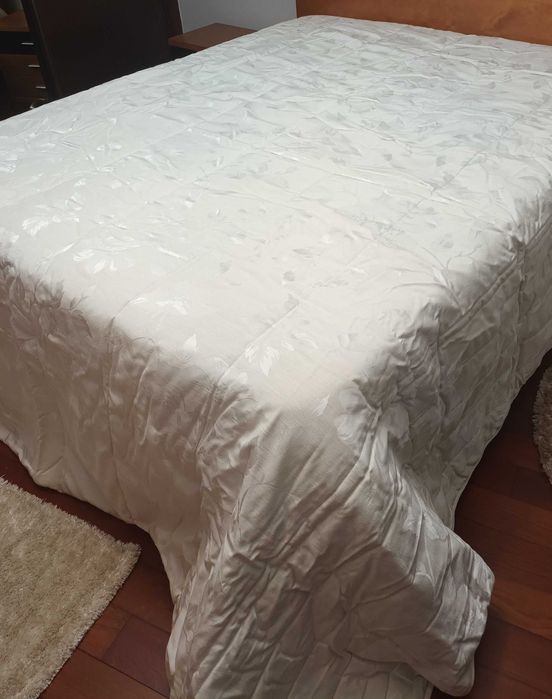 Colcha grande com padrão floral brilhante