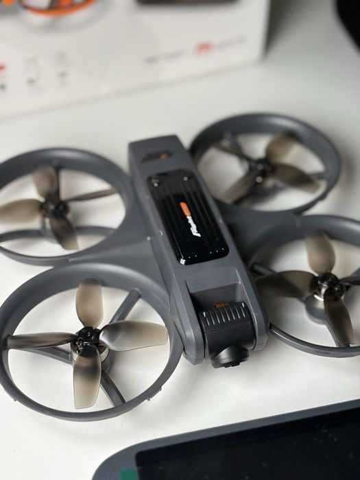 Dron S156 z kamerą i kontrolerem LCD - Fly More Combo
