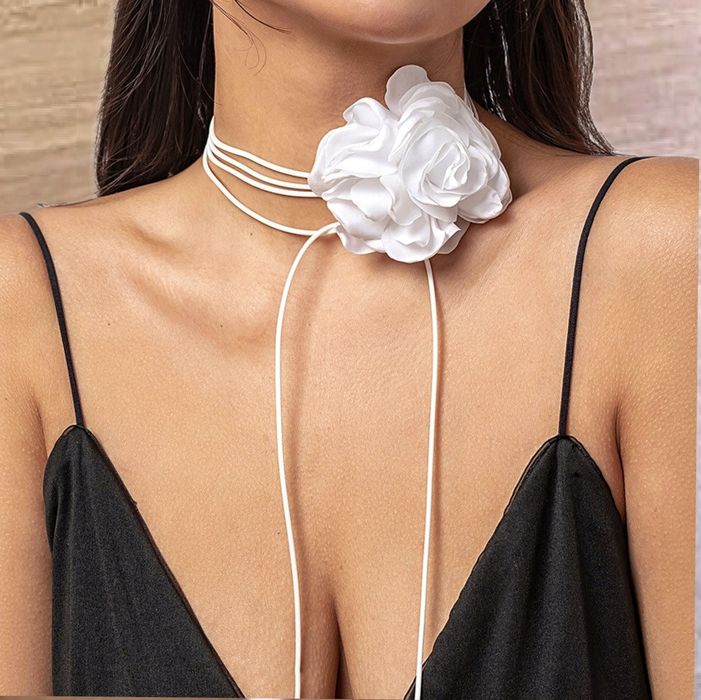 Choker czoker ozdobny naszyjnik kwiat na szyję róża na rzemyku biały.