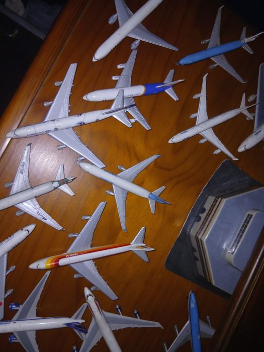 Coleção 13 aviões de Aeroporto por 80 €