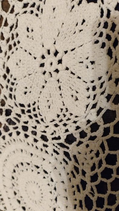 Biała, ładna serwetka szydełkowa