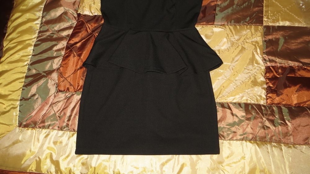 Czarna sukienka z baskinką i ćwiekami