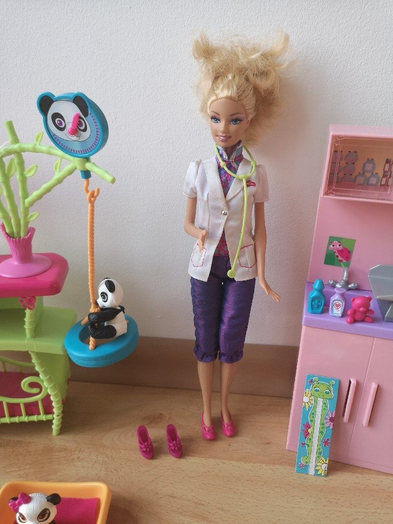 Barbie lalka doktor weterynarz opiekunka pand zwierzątek dzieci lekarz