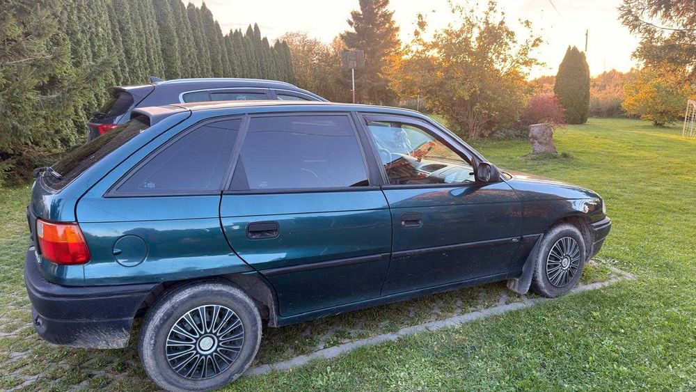 Sprzedam Opla Astrę rocznik 1995 1.6   benzyna 184 tys