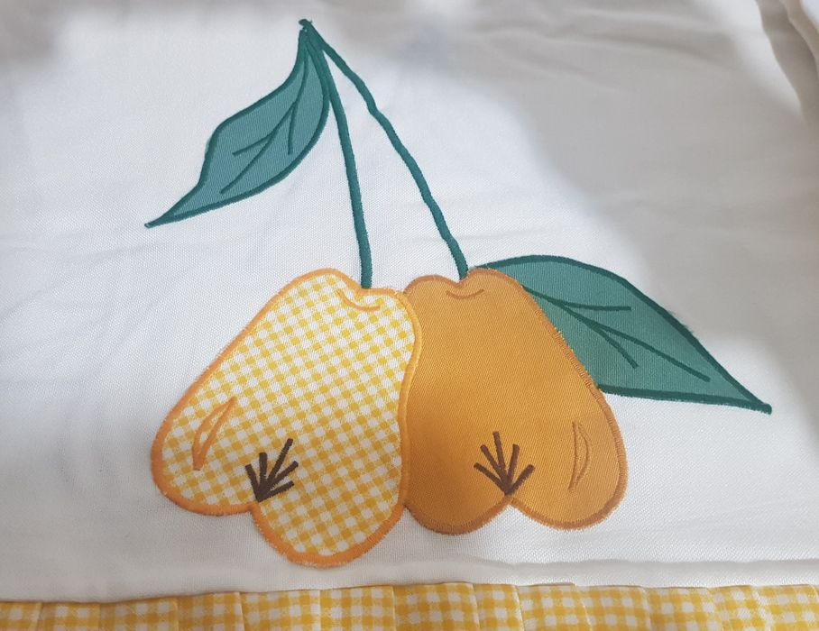 Cortinados de cozinha prontos a serem colocados