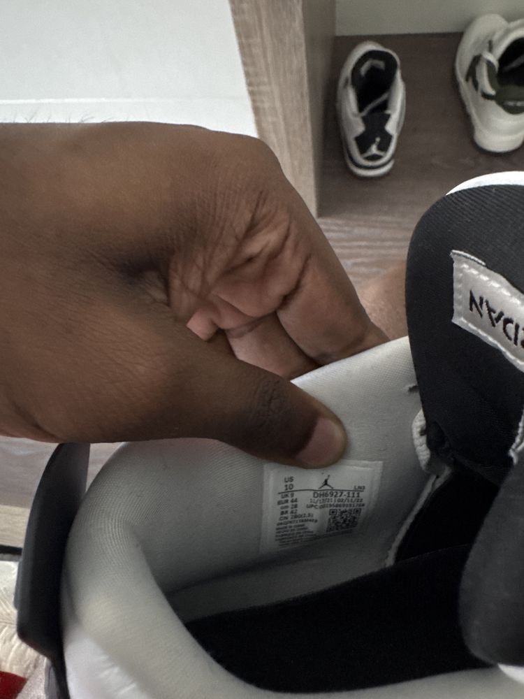 Air Jordan 4 military black em muito bom estado 44