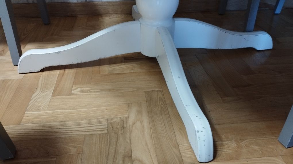 Stół z krzesłami