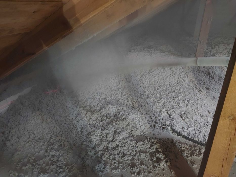 Ocieplenia poddaszy dachów celuloza, wełna drzewna, piana pur