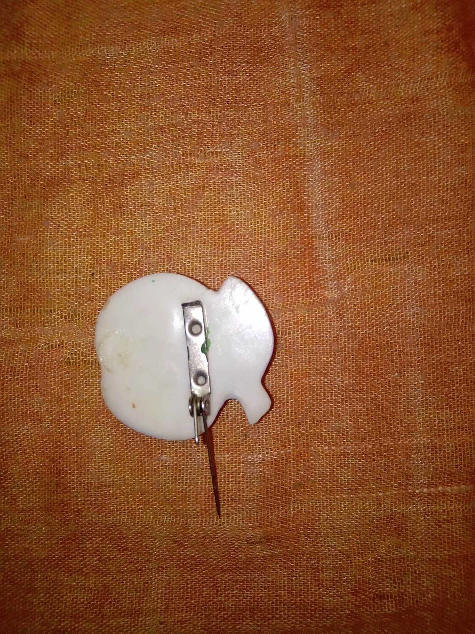 Broszka z plastiku plastik jabłko zapinka agrafka spinka PRL kolekcja