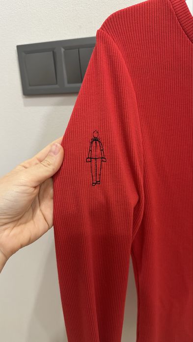 Червоний лонгслів tm byMe зі спущеним плечем