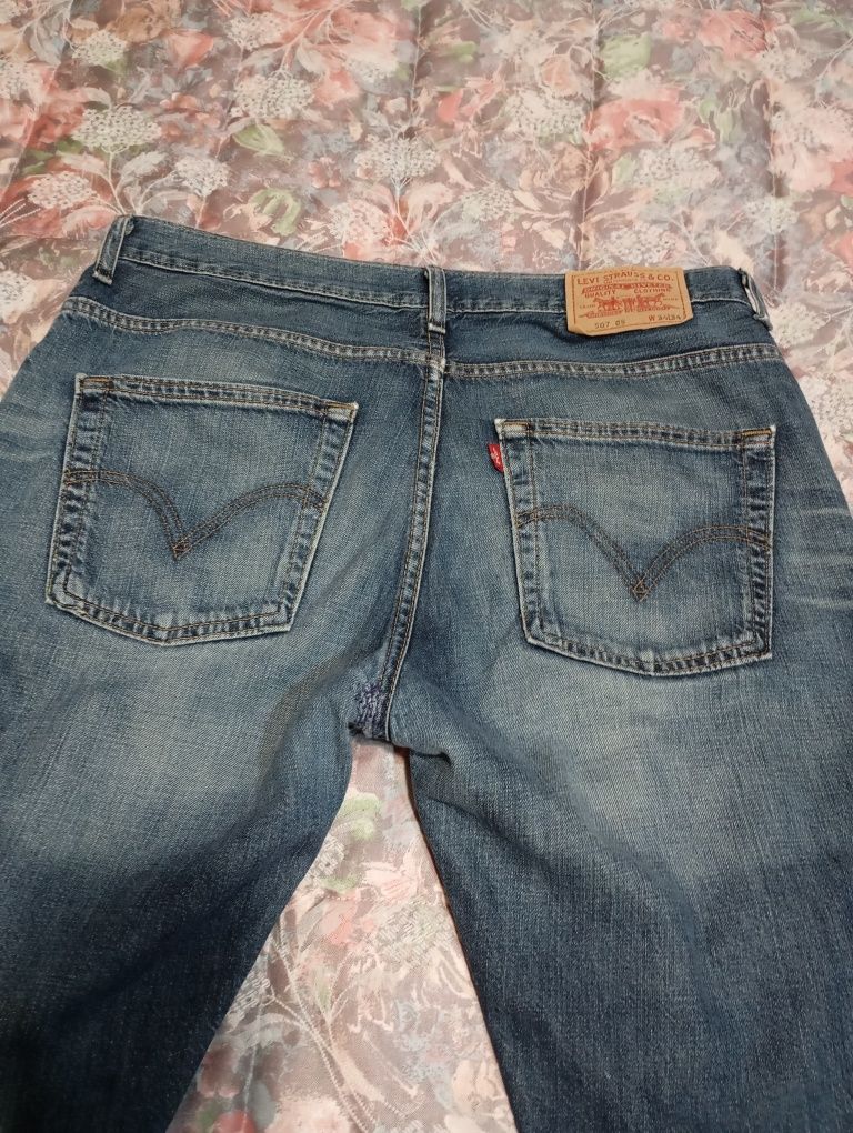 2 pares de calças de ganga marca Levi's Strauss tamanho 42 e 44