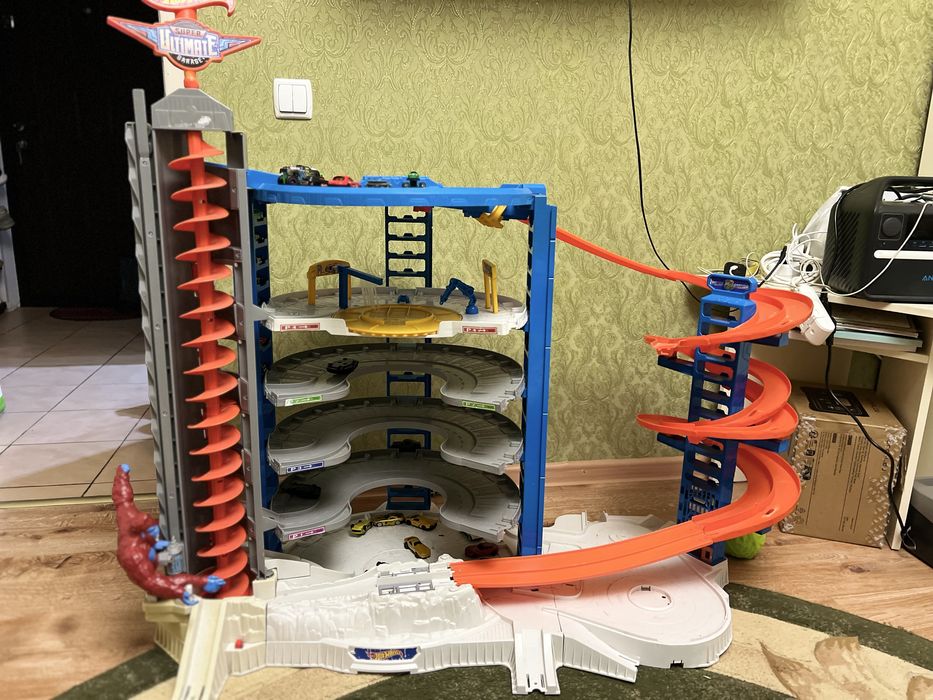 Продам парковку трек hot Weels горила