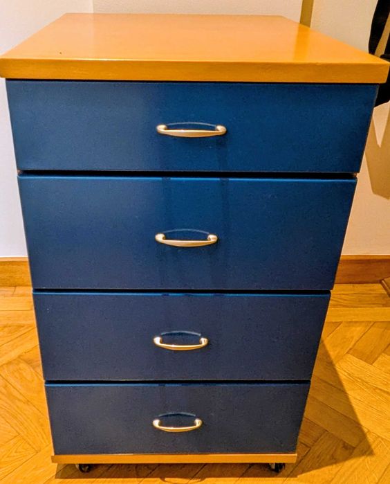 Mesinha de cabeceira com gavetas "lacadas a azul"