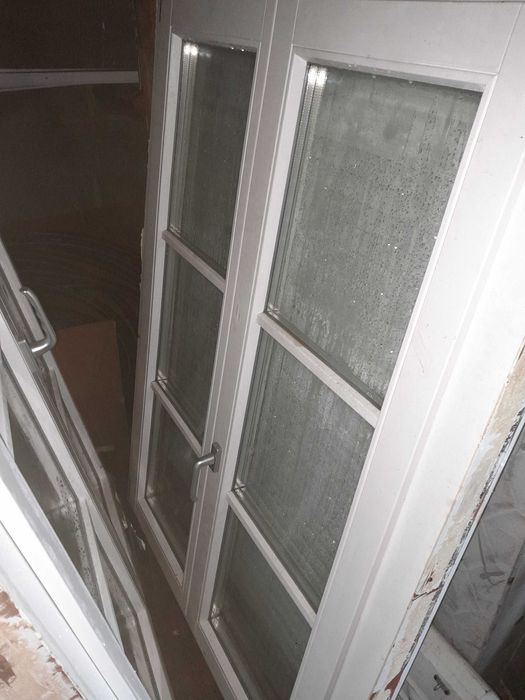 Janelas madeira macissa com perciana em aluminio