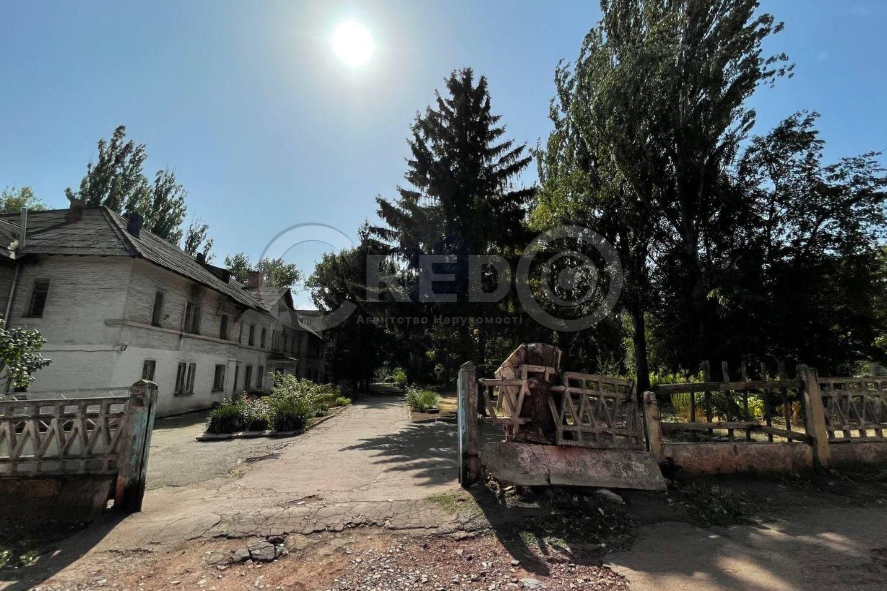 Продаж окремо розташованої 2-х поверхової будівлі, р-н 44 квартал.