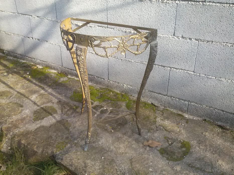 estrutura de mesa em bronze