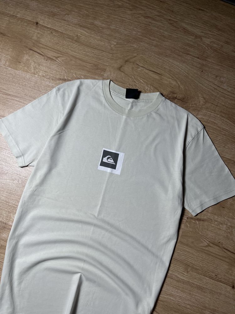 Футболка quiksilver вінтажна з центр лого на грудях Бежева