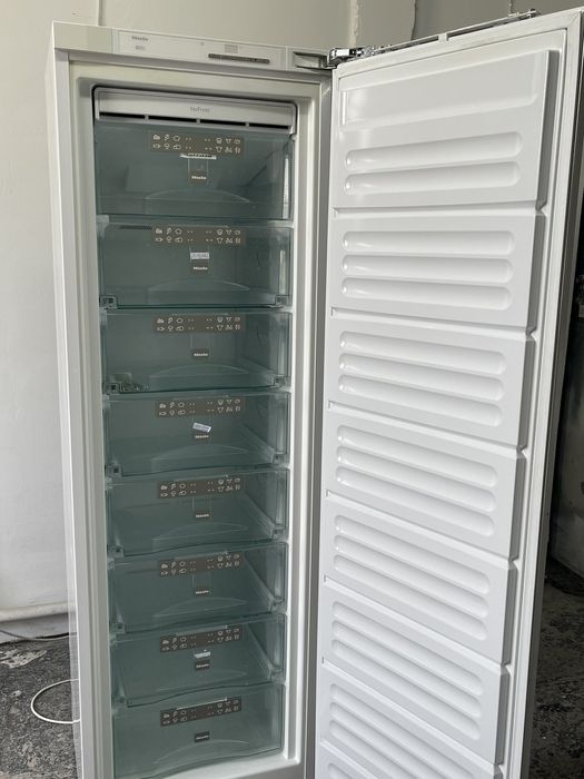 Морозильна камера під забудову Miele FN 9752 i