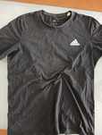 Tshirt	Adidas	Preta	Tamanho L	usada em bom estado