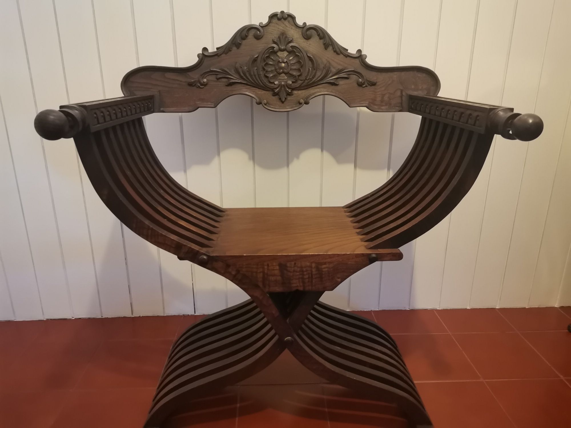 Cadeirão Antigo.