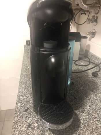 Maquina de cafe NESPRESSO VERTUO nova