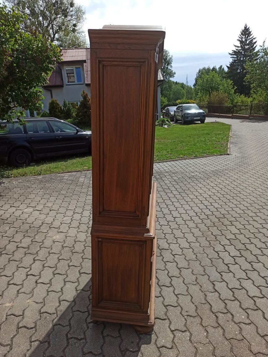 Stary zabytkowy przed wojenny kredens w dobrym stanie