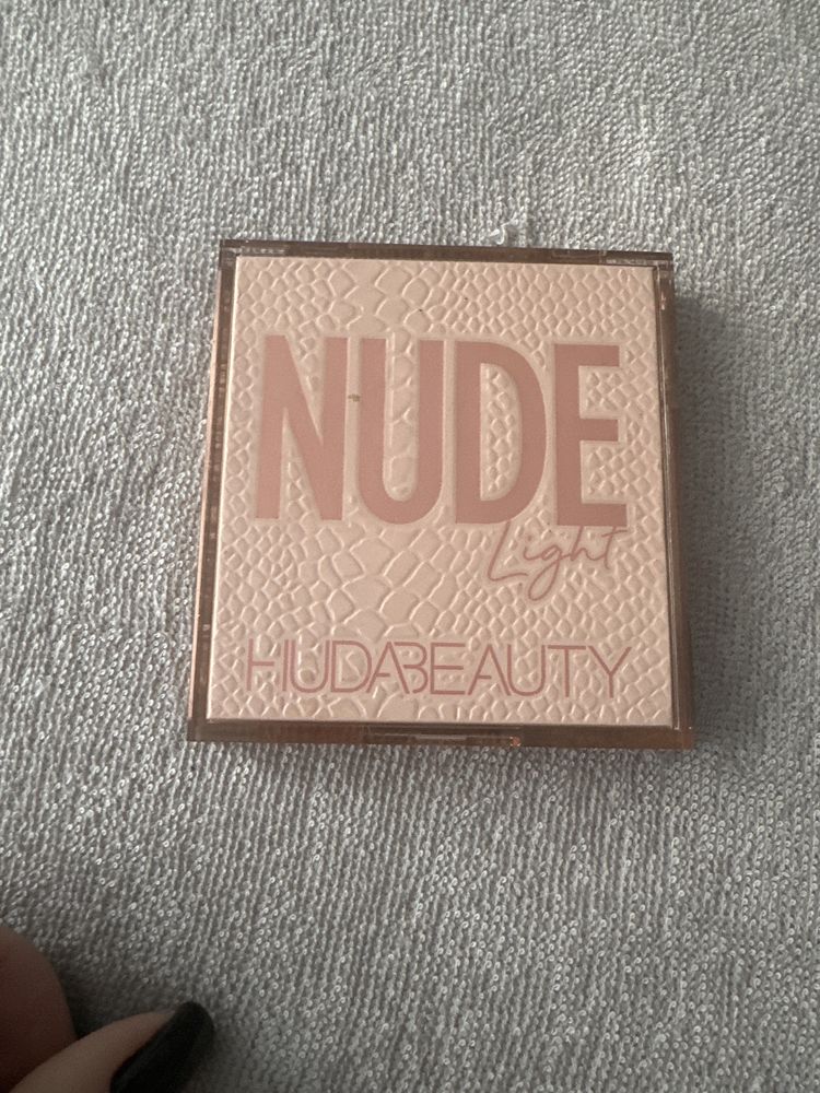 Палетка теней huda beauty