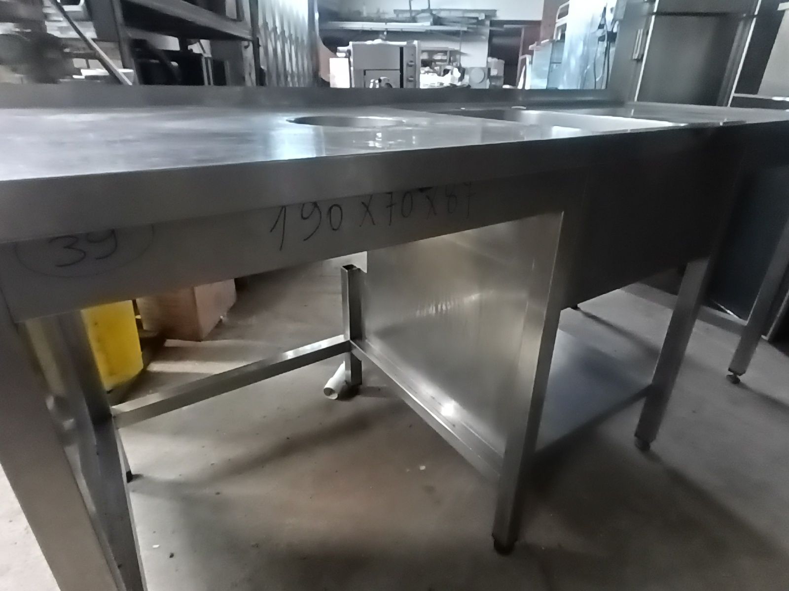 Bancada inox com pio grande e torneira