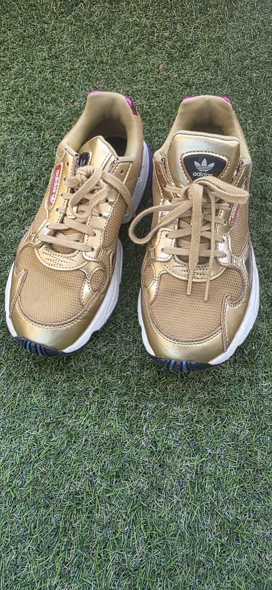 Tenis adidas dourados
