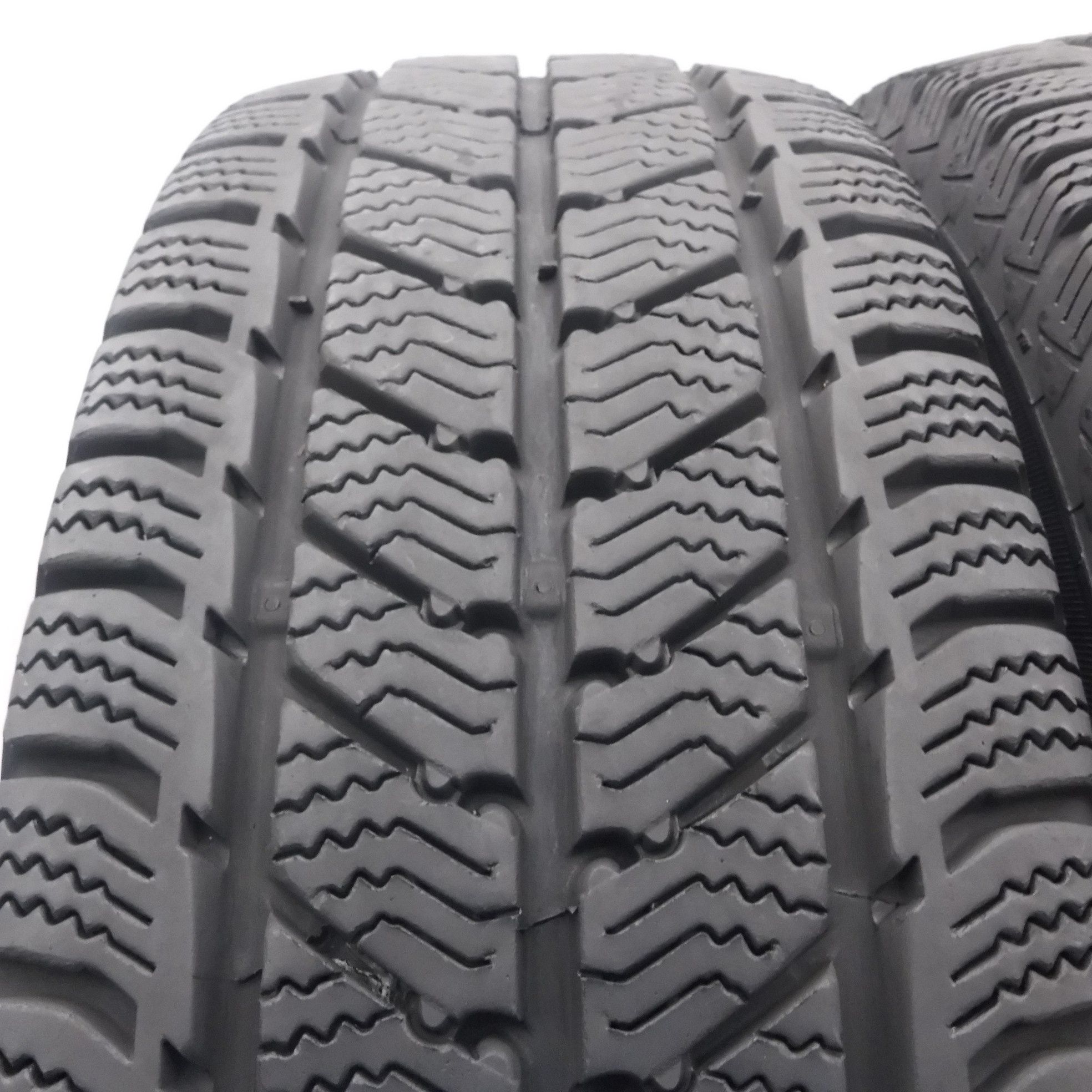 Opony 205/70/15C Uniroyal 205/70R15C 106/104R Snow Zimowe 2020 7,8-8mm