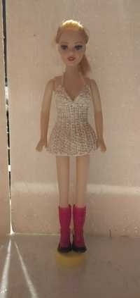 Ubranka dla lalki Barbie robione na szydełku.
