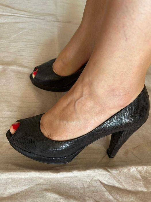 Sapatos em couro abertos à frente cinzento-escuro envernizados