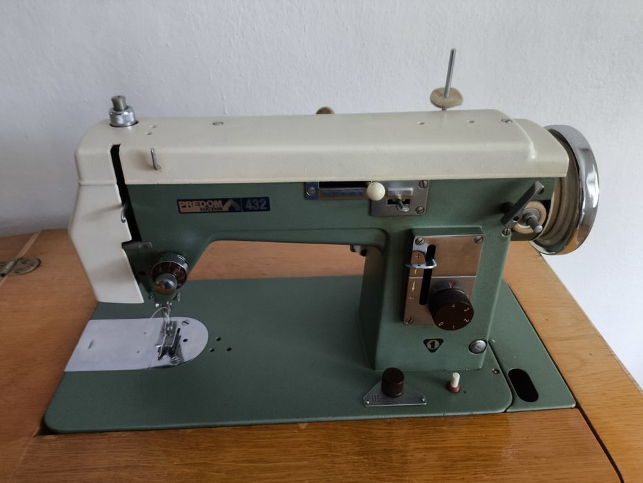 Sprzedam maszynę do szycia szafkową