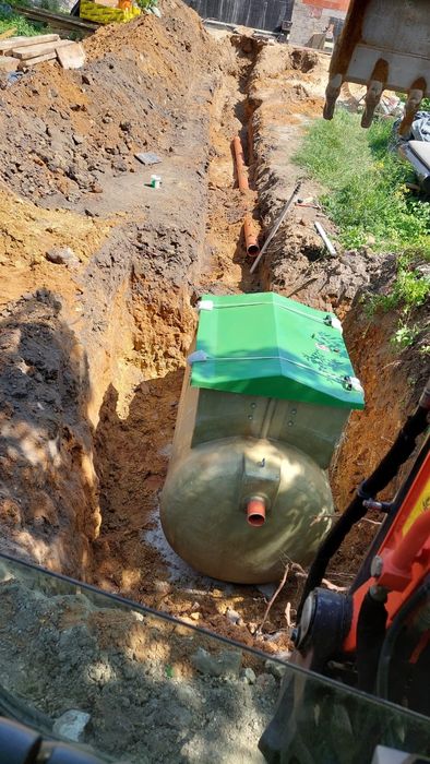 Usługi koparką obrotową z młotem do kłucia. Koparko-ładowarka
